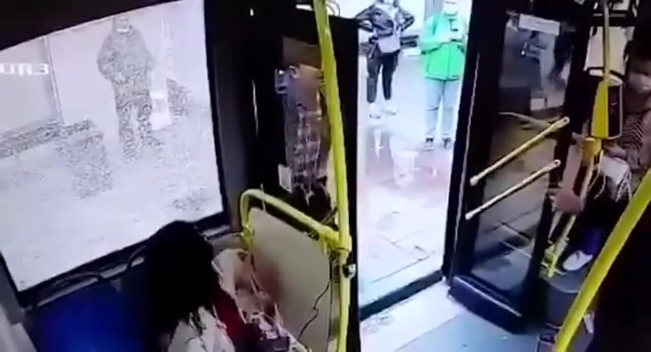 Разбитое стекло в автобусе. Разбил стекло в автобусе. Разбитое окно автобуса. Дебошир в автобусе Москва.