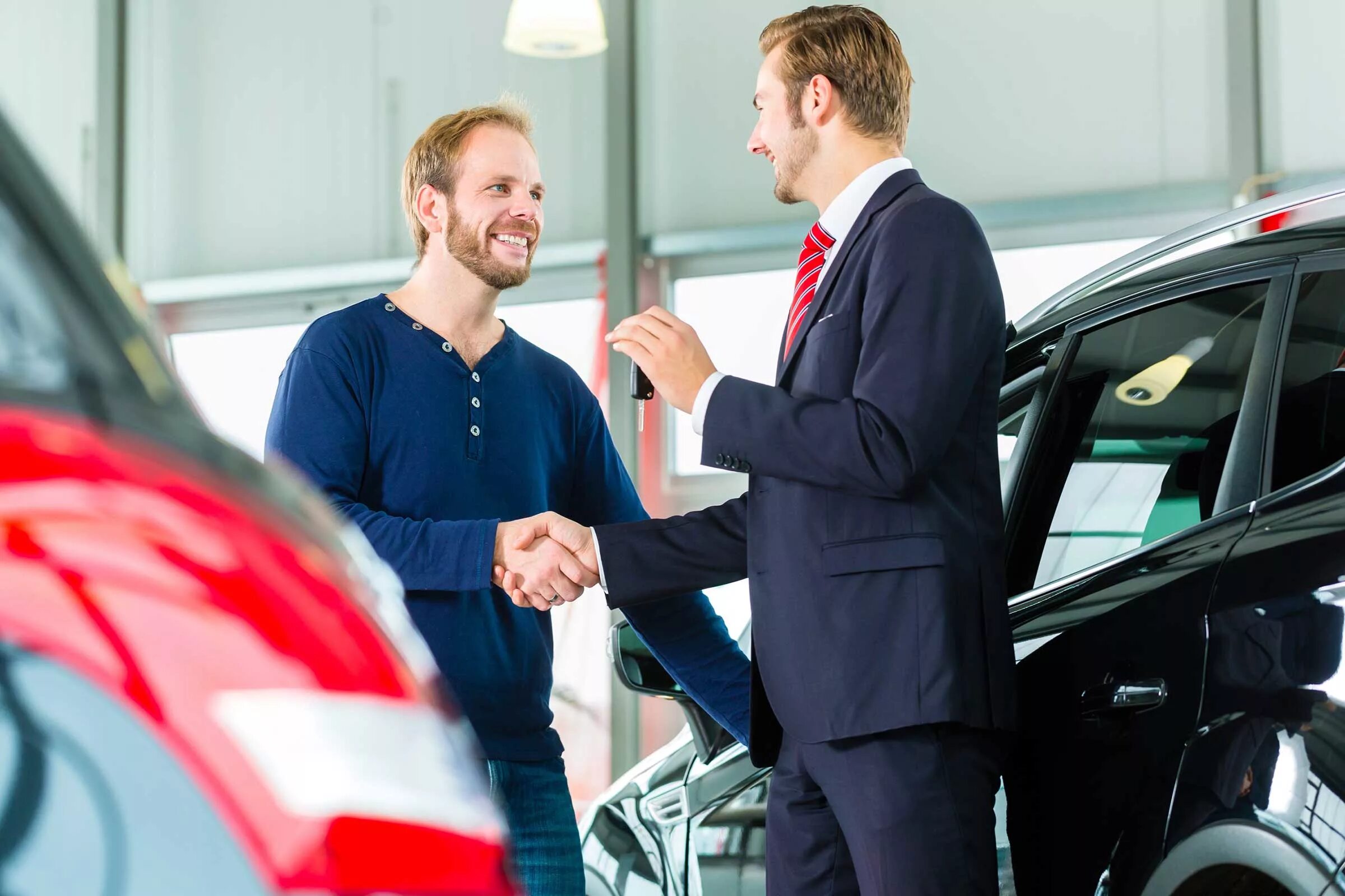 Car dealership. Продавец в автосалоне. Продавец автомобилей. Менеджер автосалона. Клиенты в автосалоне.