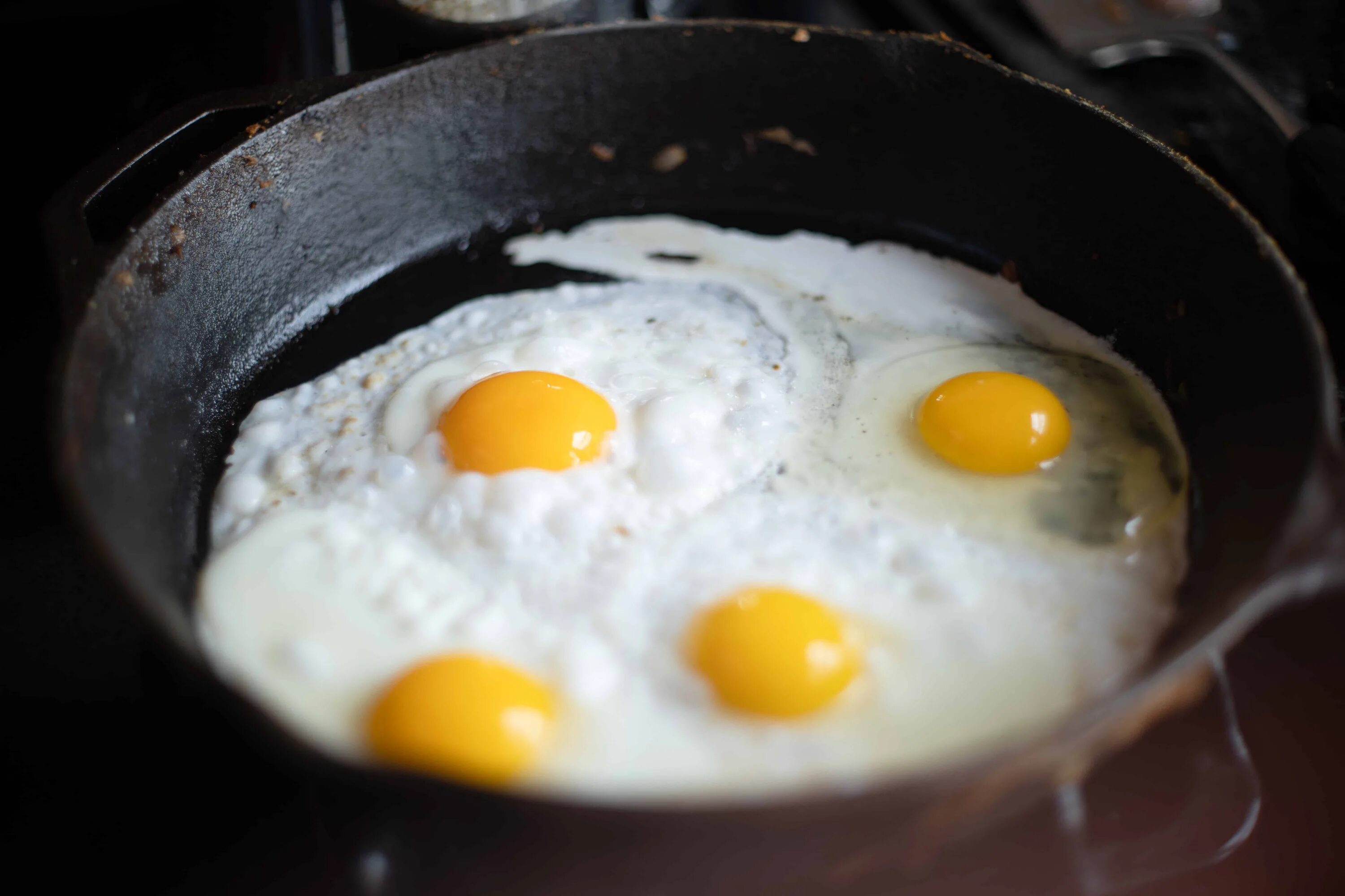 Cooked egg. Яичница с 2 сторон. Яйцо жареное с двух сторон. Яичница овер ИЗИ. Жареные яйца при гв 1 месяц.