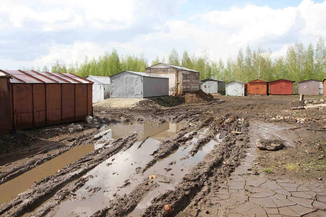 Купить гараж в саранске. Грязь в гараже. Кладбище гаражей. Мордовия грязь. Возле кладбища гаражи.