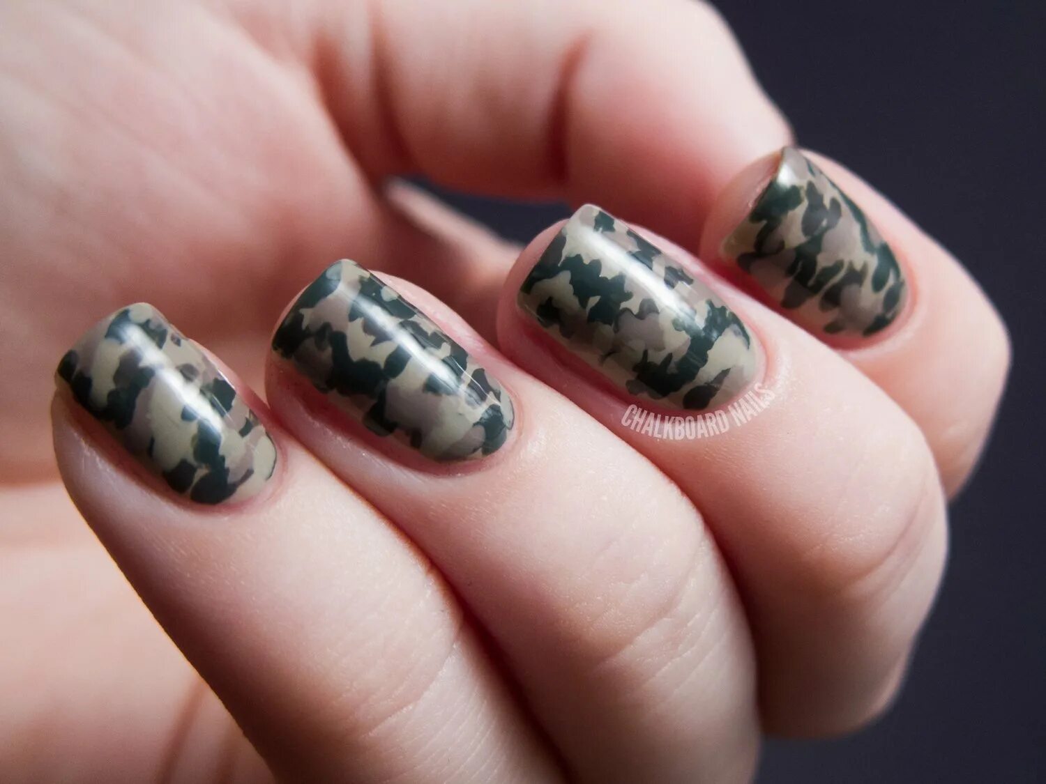 Маникюр военный камуфляж. Яркий маникюр на камуфляже. Шеллак камуфляж. Маникюр в военном стиле. Маникюр цвета хаки.