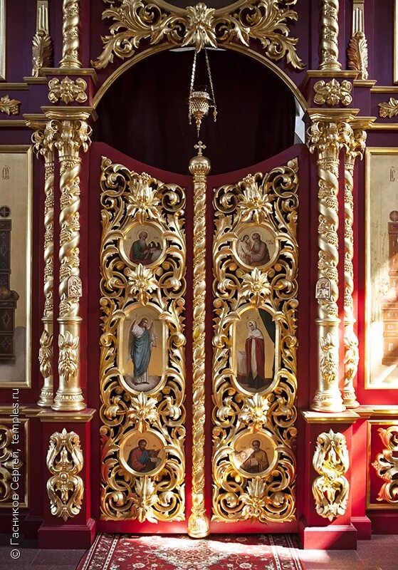 Церковная завеса царских врат катапетасма. Алтарь царские врата. Старообрядческий храм алтарь. Артос у царских врат. Палехский иконостас царские врата.