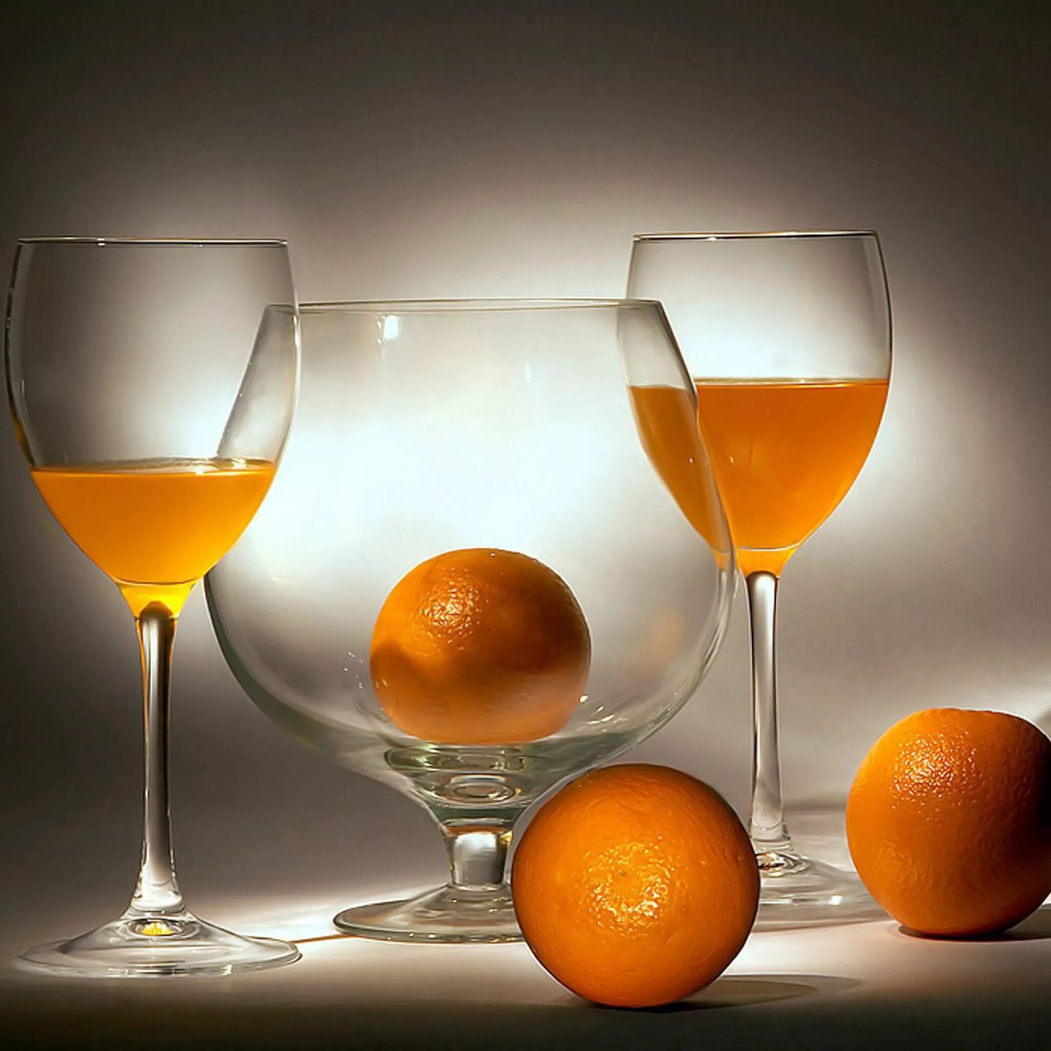 Сладкие вина фреш. Рекламный натюрморт. Оранжевый натюрморт. Апельсин на столе. Апельсин в воде.