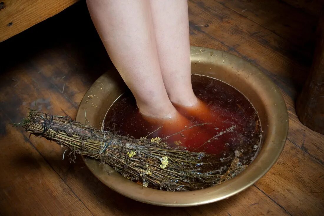 Ноги в тазике с травами. Травяные ванночки для ног. Народная медицина рук