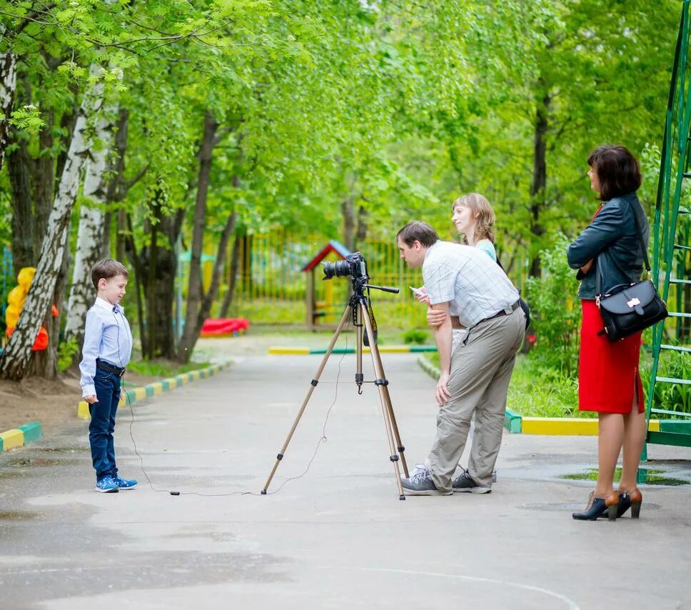 Фото и видеосъемка в школе. Репортажная съемка. Позы для репортажной съёмки в детском саду. Видеосъемка в детском саду. Фото видеосъемка выпускного.