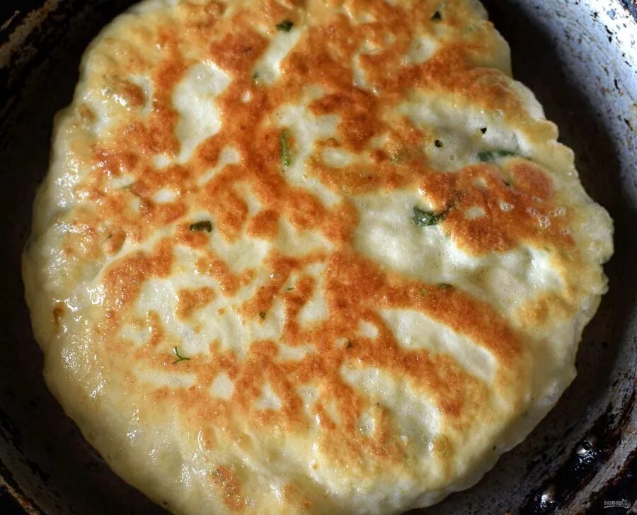 Лепешка с яйцом и сыром на сковороде