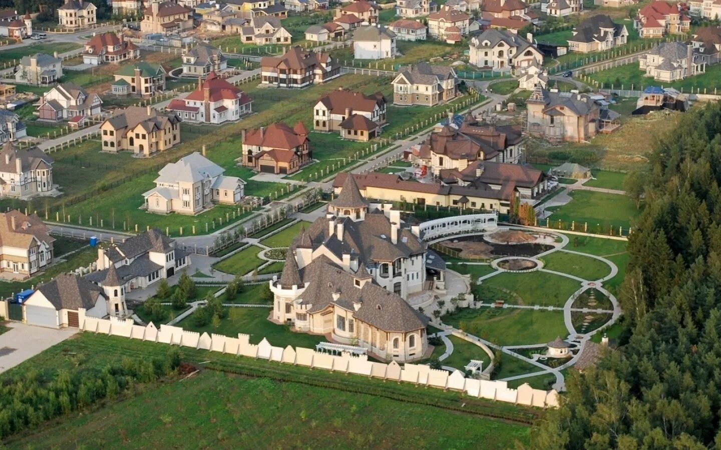 Богатая деревня. Деревня хуаси в китае. Довиль лесной городок. Китай хуаси хуаси самая богатая деревня. Штат техас пригород.