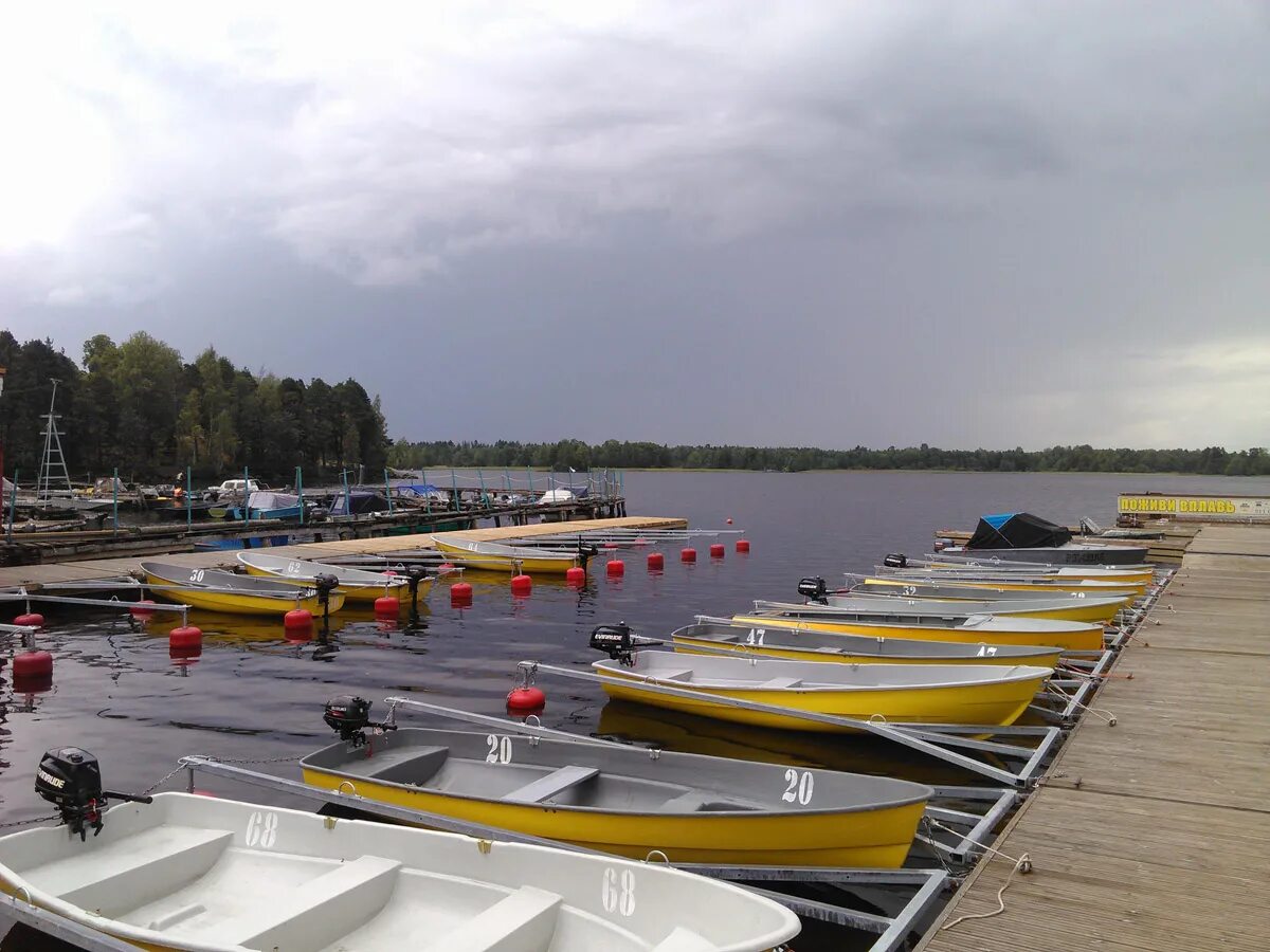 Вуокса-спорт приозерск. Пристань для лодок. Лодочная станция радченко. Лодка у причала. Лодочная станция нептун радченко.