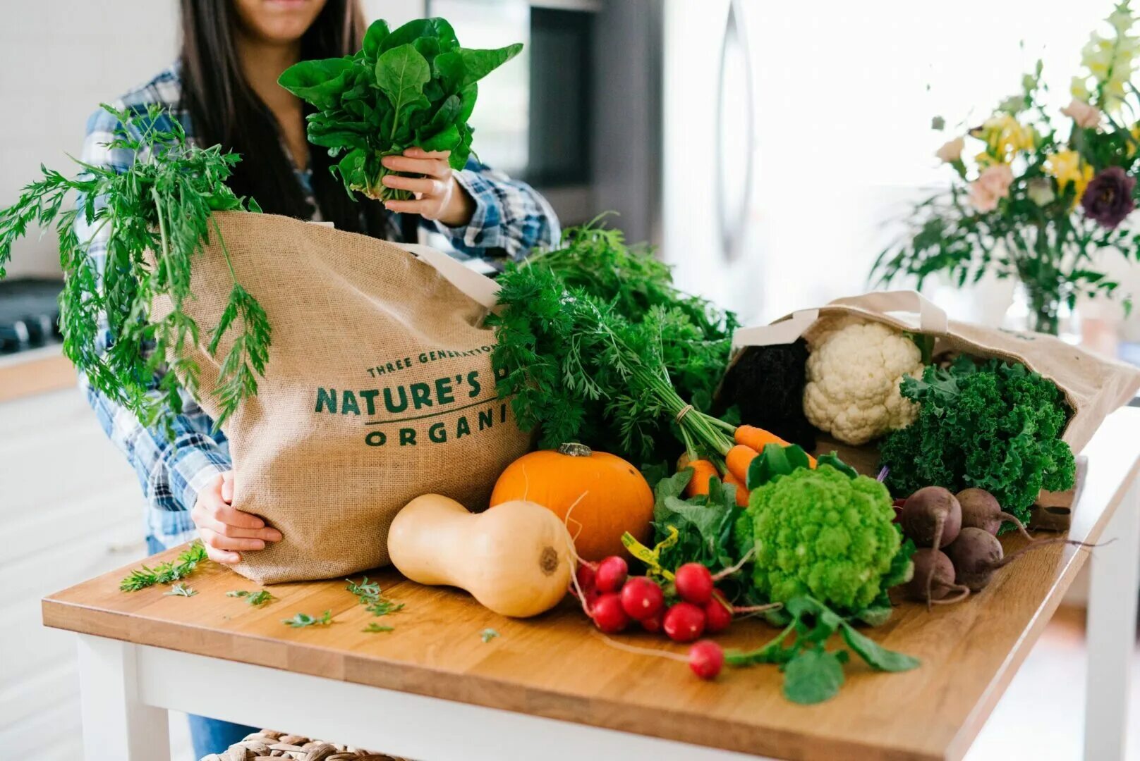 Полезная еда фон. Девушка ест овощи. Eat organic. Toxic pesticides. Органик фуд реклама девушка.
