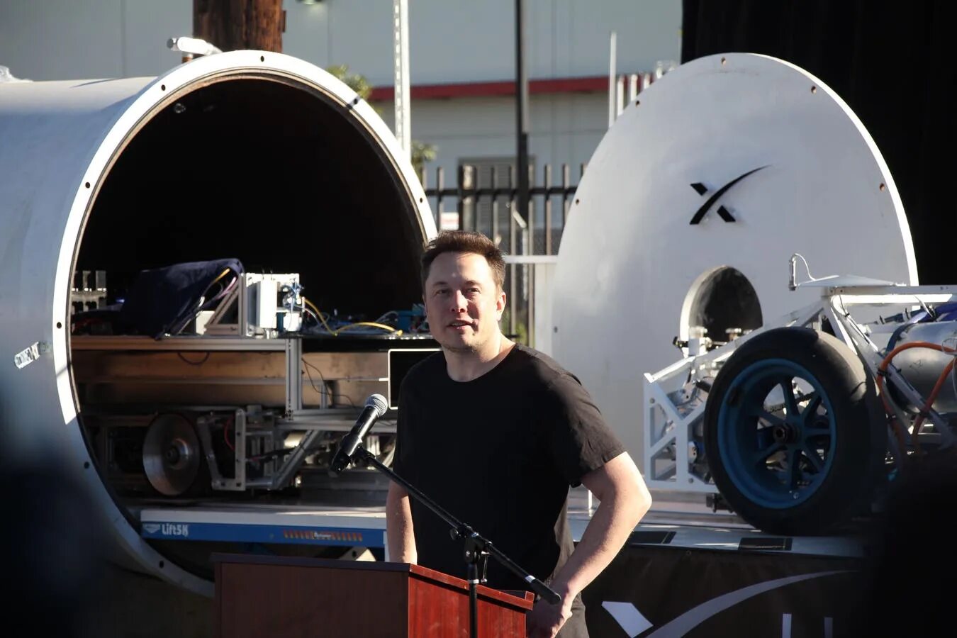 Наушники илон маск. Илон Маск. Илон Маск Space x. Elon Musk 2024. Тоннели Илон Маск Абу Даби.