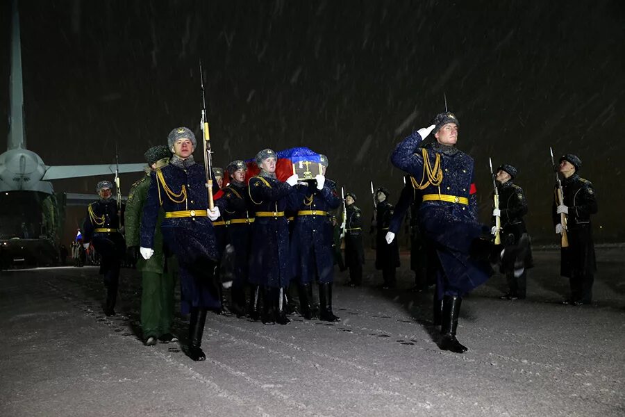 Водная арка для самолетов. Барановичи аэропорт. На аэродроме встречали. Чкаловский аэродром парад. На аэродроме встречали.