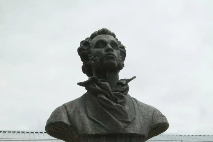 По белеву едет пушкин. Белёв город в тульской области. Старая больница в белеве тульской области. Белев улица советская. Памятник пушкину белев.