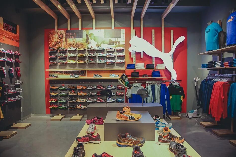Витрины мужских магазинов. Puma boutique. Пума коламбус магазин. Большой спортивный магазин. Спортивный магазин пума.