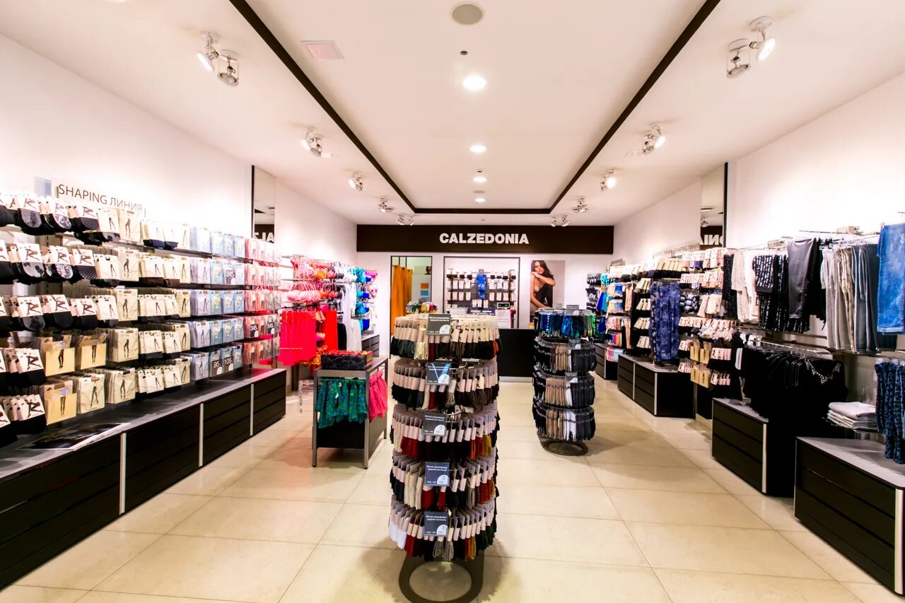 Товар кальцедония. Calzedonia интерьер. интерьер магазина кальцедония. calzedonia магазин. кальцедония витрина.