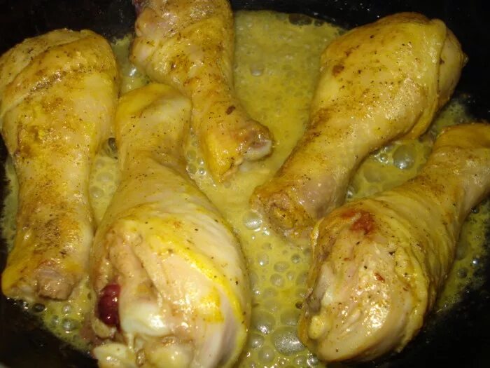 Вкусный рецепт голени курицы. Куриные голени с подливкой. Куриные голени на сковороде. Куриные голени на сковороде с подливкой. Сковородка с курицей.