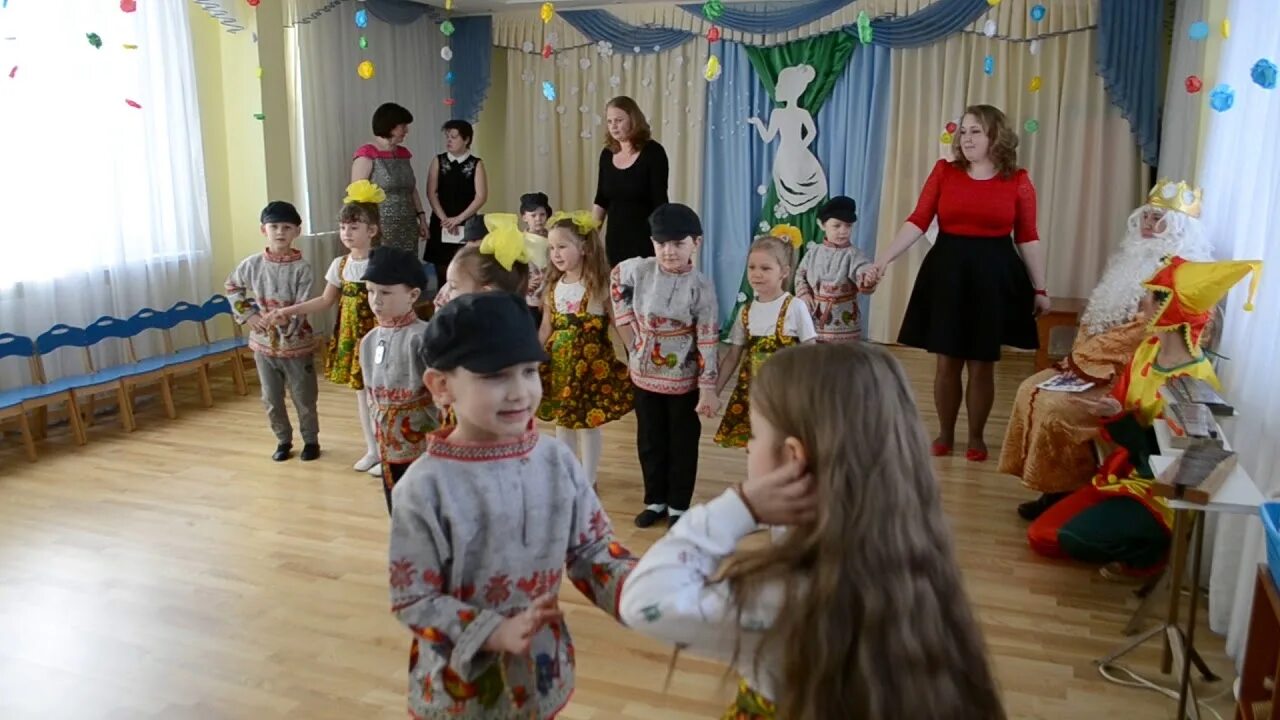 Танцует сережка. Танец сережка в детском саду. Ох серёжка. Костюм для танца ой ниточка тоненькая. Танец зебрики.