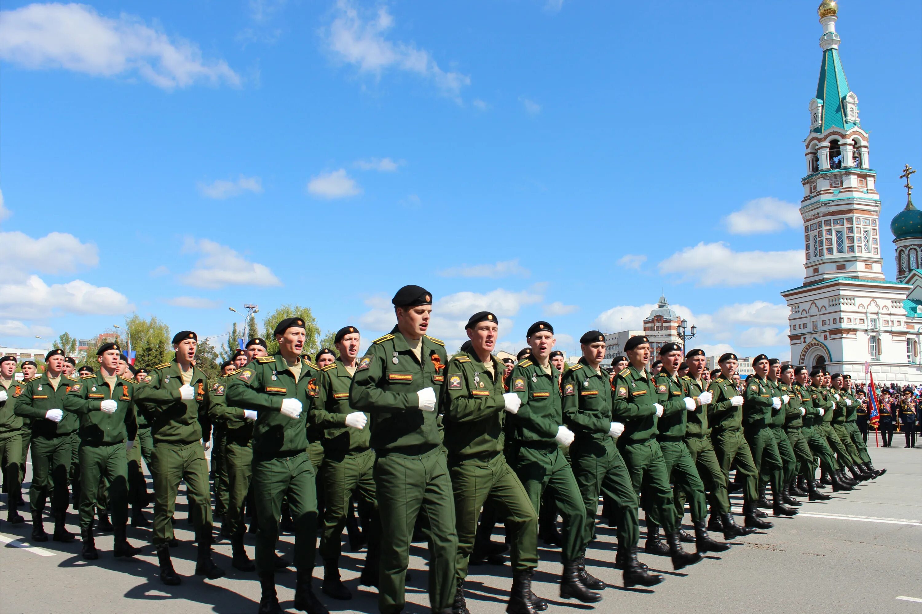 Армия в Омске. Пограничники на параде. Парад 9 мая Омск. Хим войска на параде.