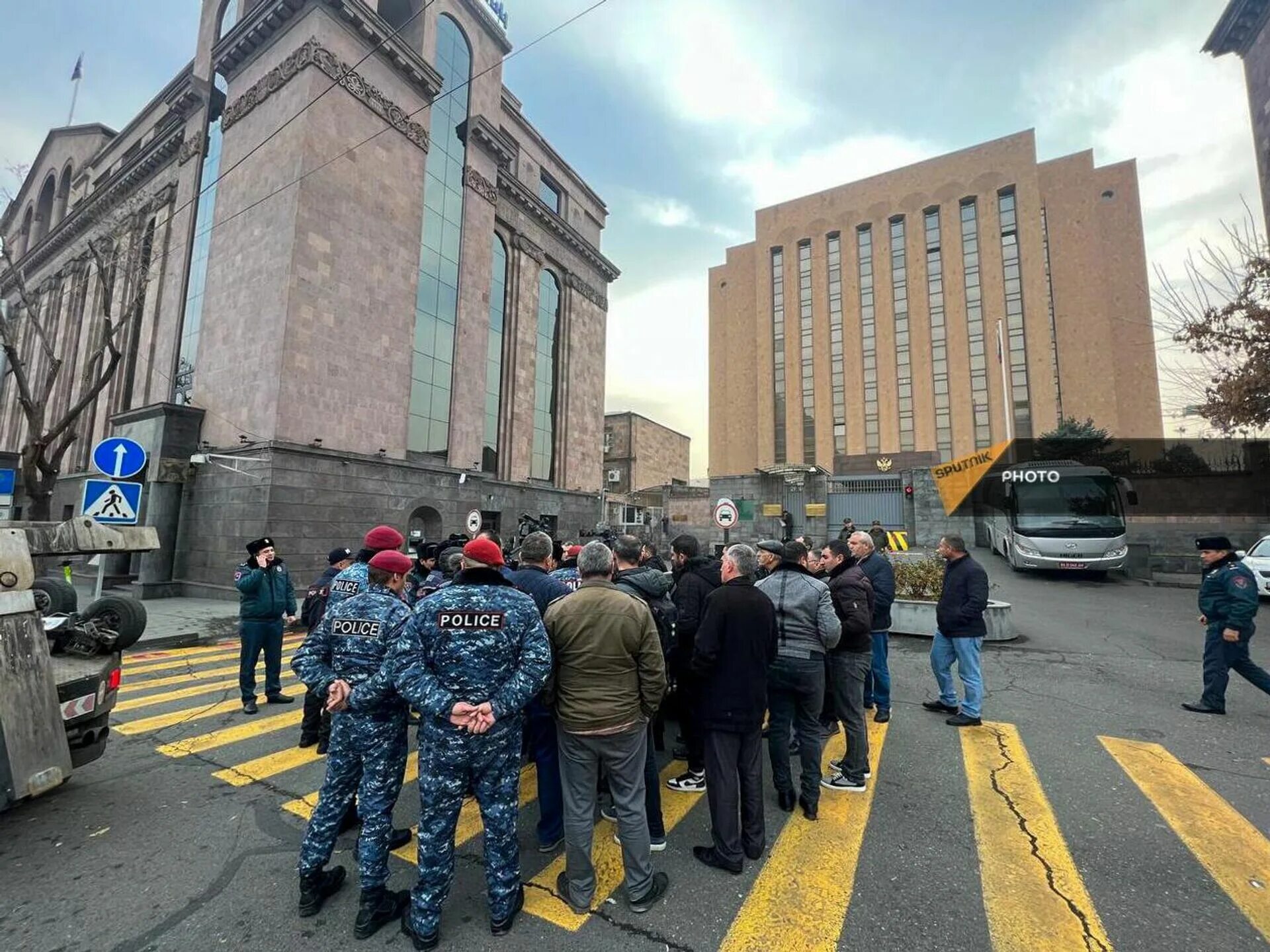 Армения сейчас. Российское посольство в Ереване. Ереван сейчас. Протест. Очередь в ереване