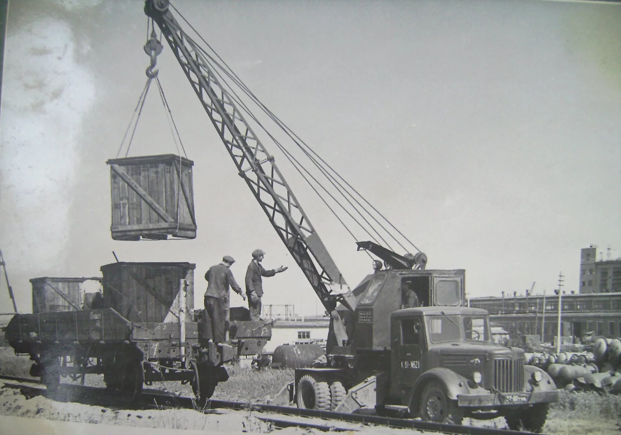 Первая строительная техника. МАЗ 200 автокран. К 51 МАЗ 200 автокран. МАЗ 200 кран. Автокран к-51 на шасси МАЗ-500.