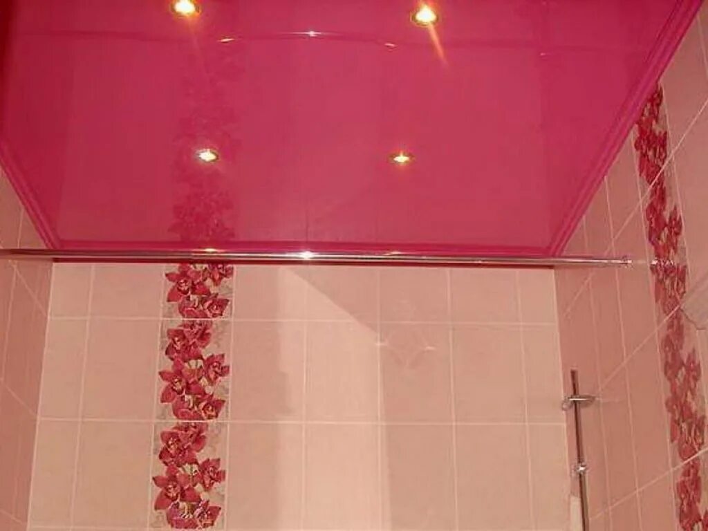 Натяжные потолки ванная плитка. Потолок в ванной. Натяжной потолок в ванной. Натяжной потолок в ванной комнате. Цветной потолок в ванной.
