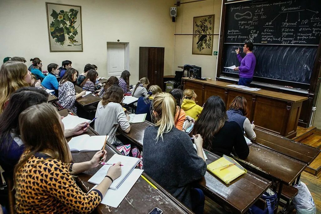 Проверить учебное заведение. СПБГУ Студенческая жизнь. Студенты в вузе. Российские вузы. Студенты в вузе фото.