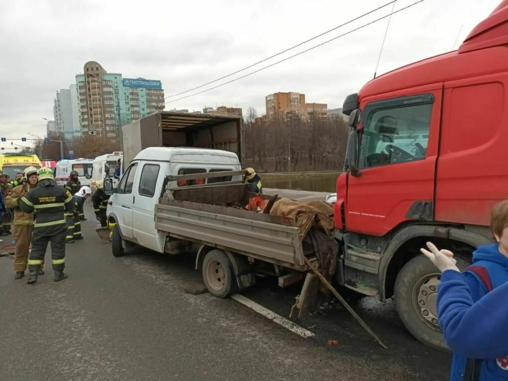 После аварии москве. ДТП С грузовиком Скания в Москве. Авария на Люблинской улице.
