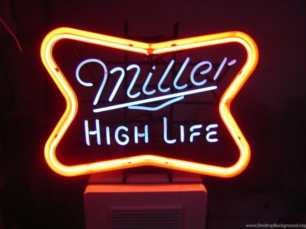 Hi is life. Реклама Миллер. Miller High Life. High Life Москва. Пиво Миллер реклама.