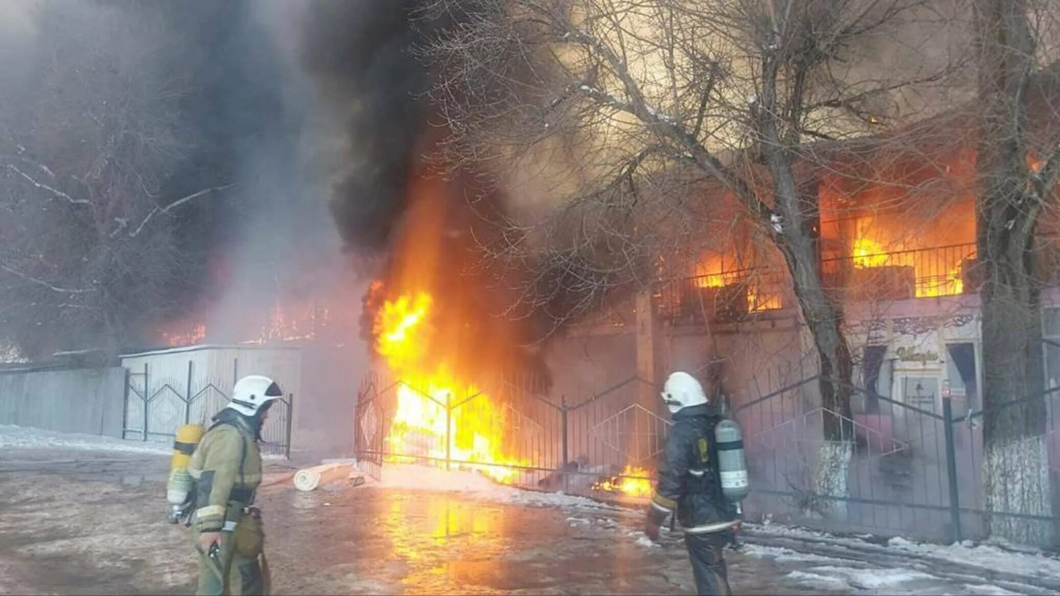 Тараз сегодня. Пожар. Пожар в здании. Пожарные тушат пожар. Пожар в Аксае сейчас.