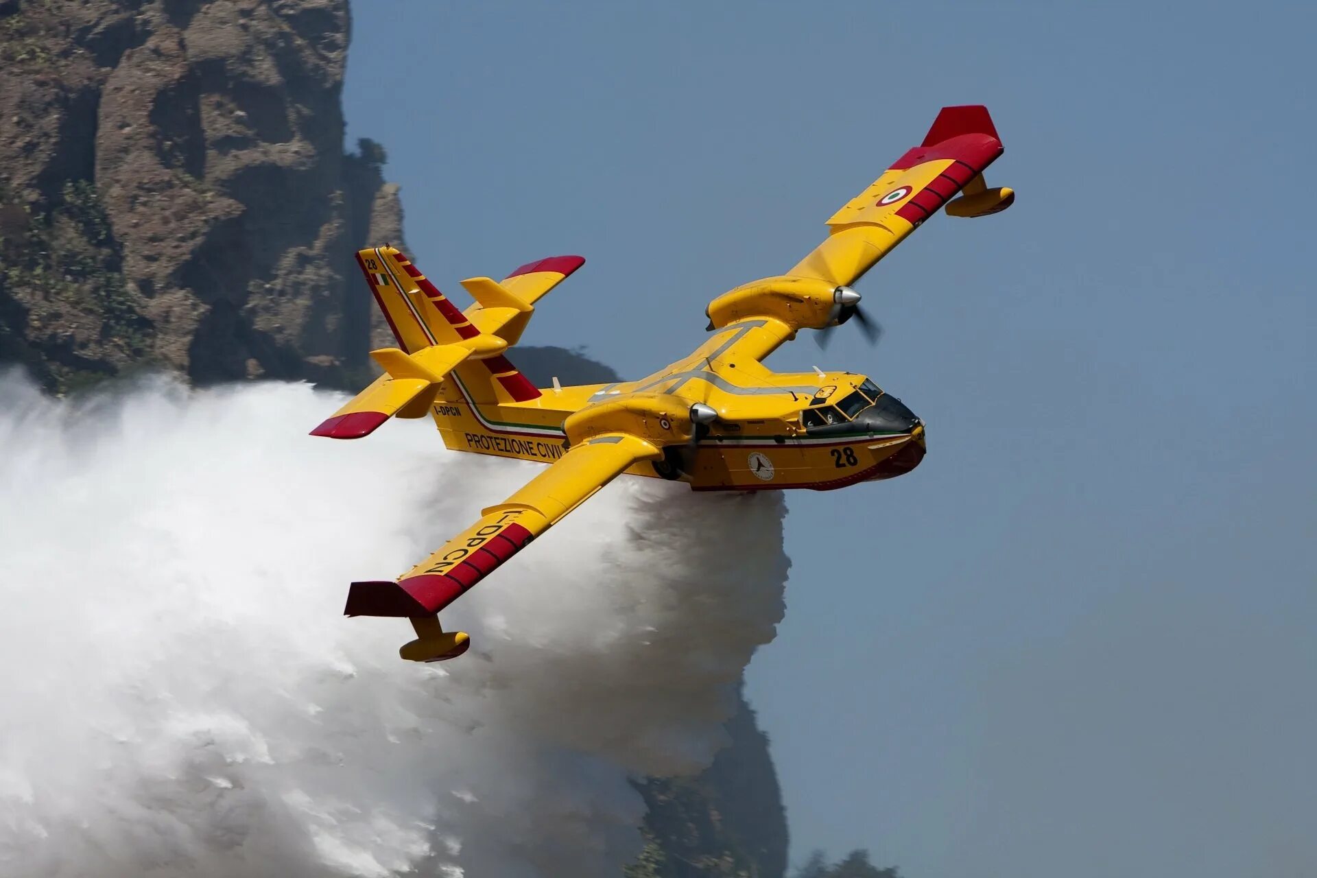 В каком году появились пожарные самолеты. Canadair Bombardier CL-415. Бомбардье 415 самолёты. Самолёт Canadair CL-215. Пожарный самолёт Бомбардье 415.