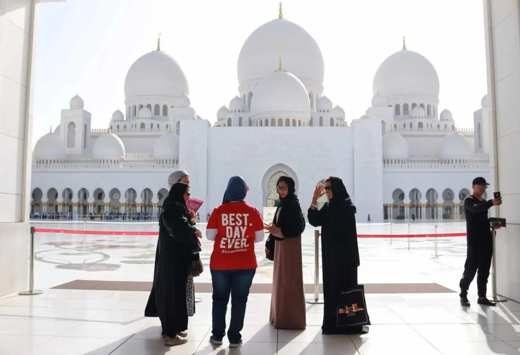 Дубай. Дубай марина канал возле jbr. Туристы в дубае. Туристы в дубае. Что нужно знать туристу в дубае.