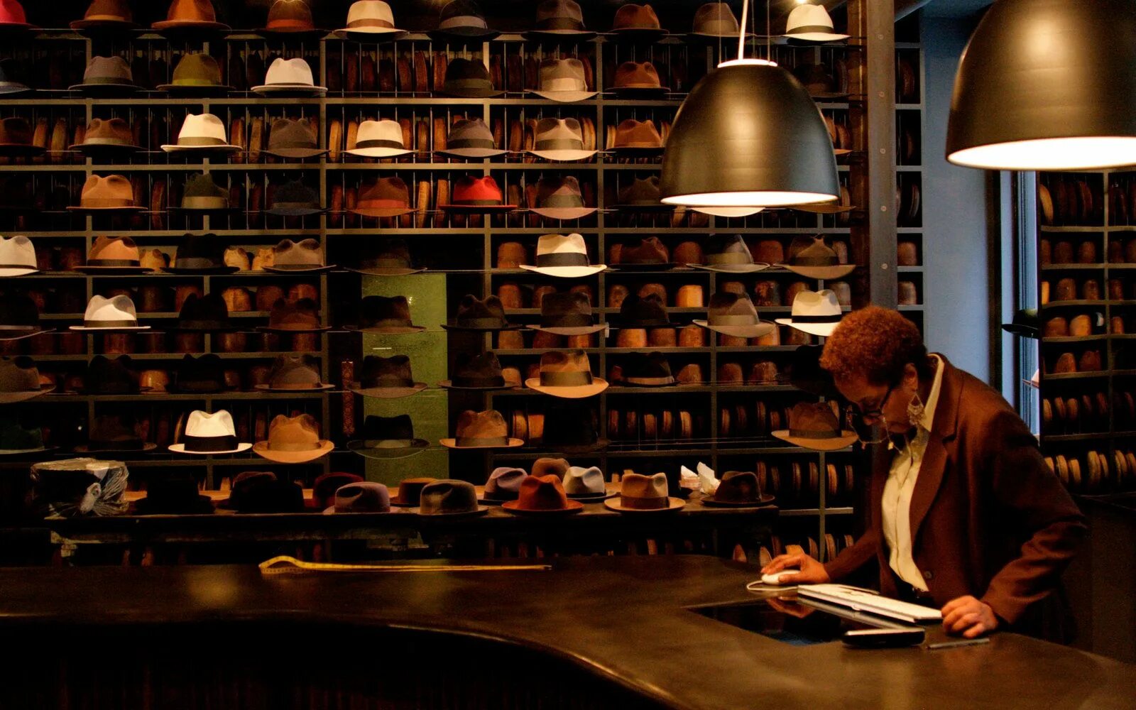 Hat shop. Коллекционирование шляп. Магазин шляп. Шляпный магазин витрина. Магазин головных уборов интерьер.