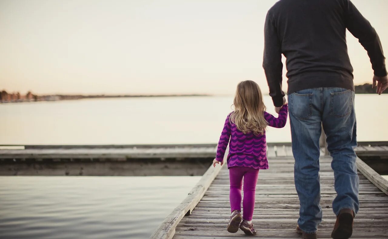 Отец и взрослая дочь. Father and child. Father and daughter Walking. Ребенок и отец смотрят в даль. Dad is back