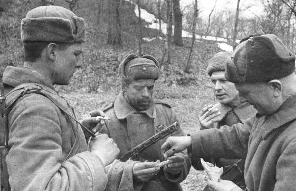 Советский солдат. Солдаты курят на войне. Солдаты на привале. Солдаты РККА ВОВ. Товарищ по немецки