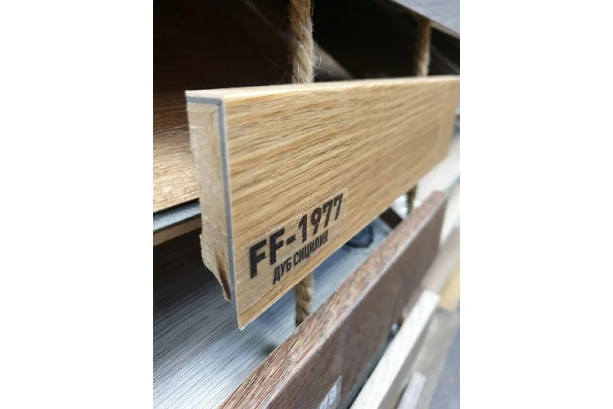 Винил fine floor ff-1975 дуб бергамо. Кварцвиниловый плинтус. Finefloor плинтус "дуб квантум". Кварц виниловый плинтус xtrafloor moduleo 24885. Винилам плинтуса.