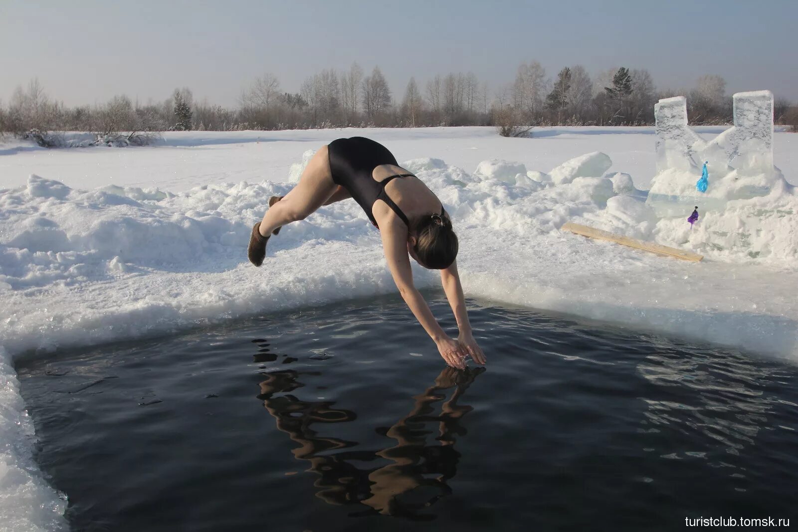 Моржи купаются в проруби. Купание зимой в проруби. Купаться в снегу. Купаются зимой. Купаются зимой.