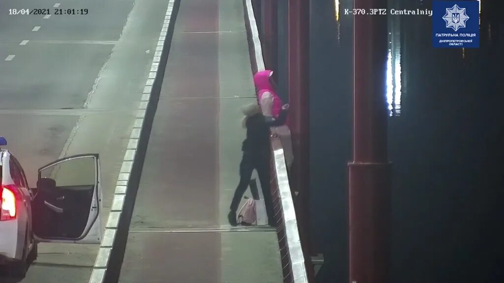 Спас девушку видео. Спасение самоубийства.