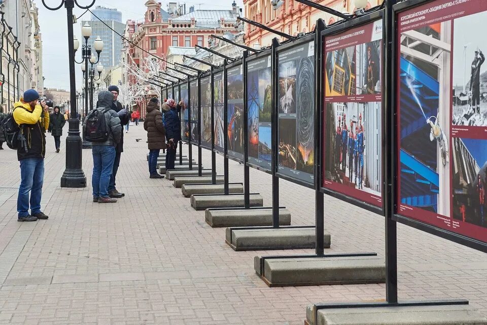 Работа арбатско. Фотовыставка улица старый Арбат. Выставка на Старом Арбате. Фотовыставка на Арбате. Фотовыставка на улице.