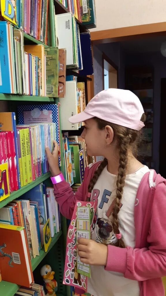 Летнее чтение школьная библиотека. Приветствуем читателям. Приветствуем читателям. Книга добро пожаловать. Цитаты о чтении книг для детей.