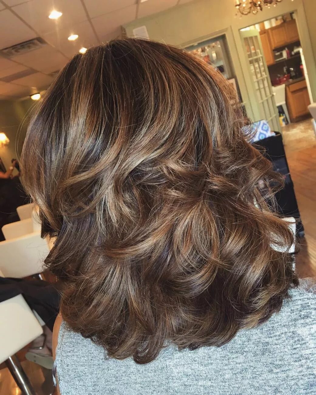 Мелирование на темно русые волосы каскад. Мелирование на темные каскад. Мелирование на темный каскад. Мелирование волос на темные средние каскад. Мелирование на темные волосы каскад.