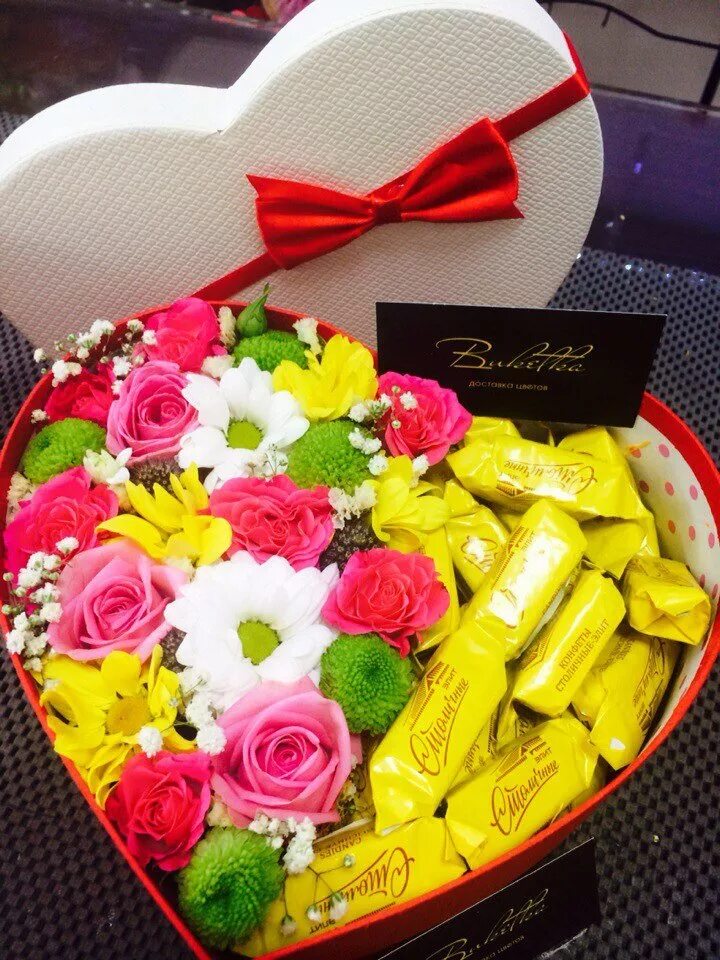 Цветы с конфетами. Коробка с цветами и конфетами. Цветы с конфетами в коробке. Конфеты в коробке с цветами. Заказать подарок цветы