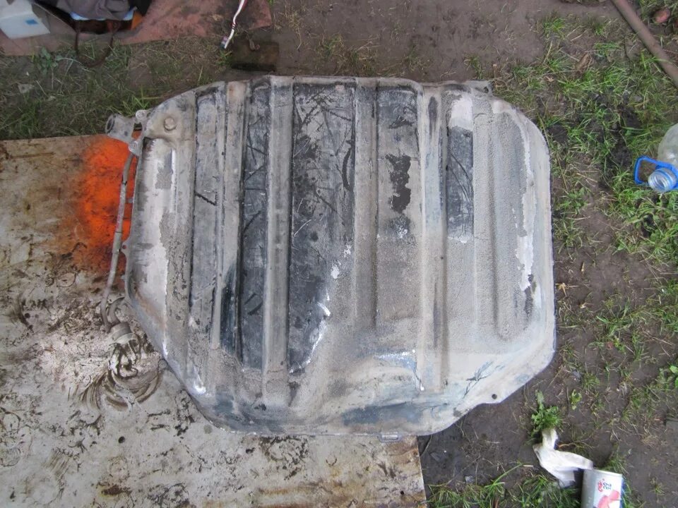 Покраска бензобака изнутри нива. Покрасить бензобак мотоцикла. Чем покрасить бензобак. Покраска топливного бака. Бензобак внутри.