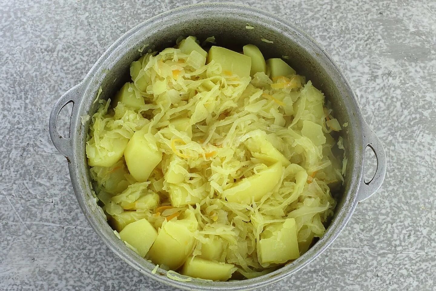 Как приготовить картошку с квашеной капустой. Картошка с квашеной капустой. картошка с квашеной капустой тушеная. тушеная капуста в казане. картошка с капустой тушеная на сковороде.