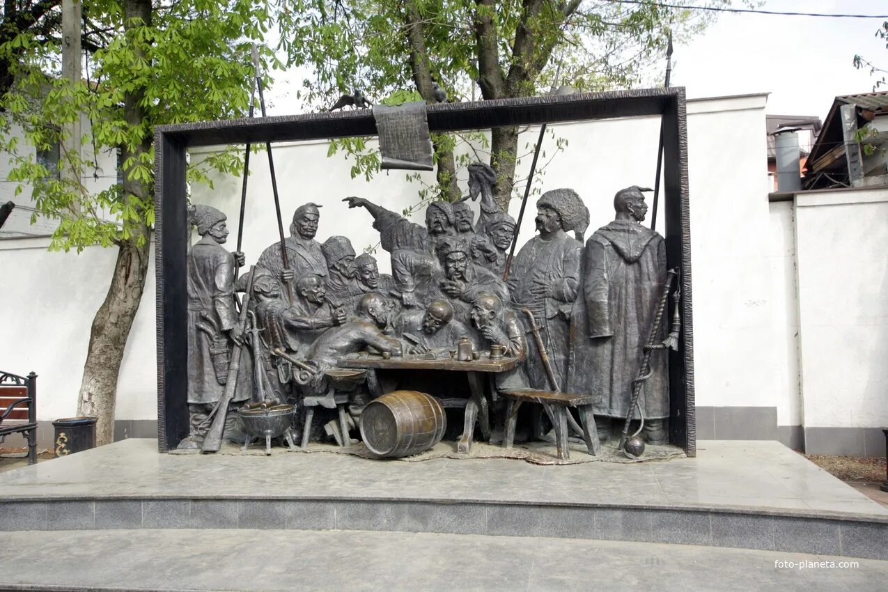 Памятник запорожцам в краснодаре. Скульптура запорожские казаки краснодар. Запорожцы пишут письмо турецкому султану памятник краснодар. Краснодар запорожцы. Памятник запорожцам в краснодаре.