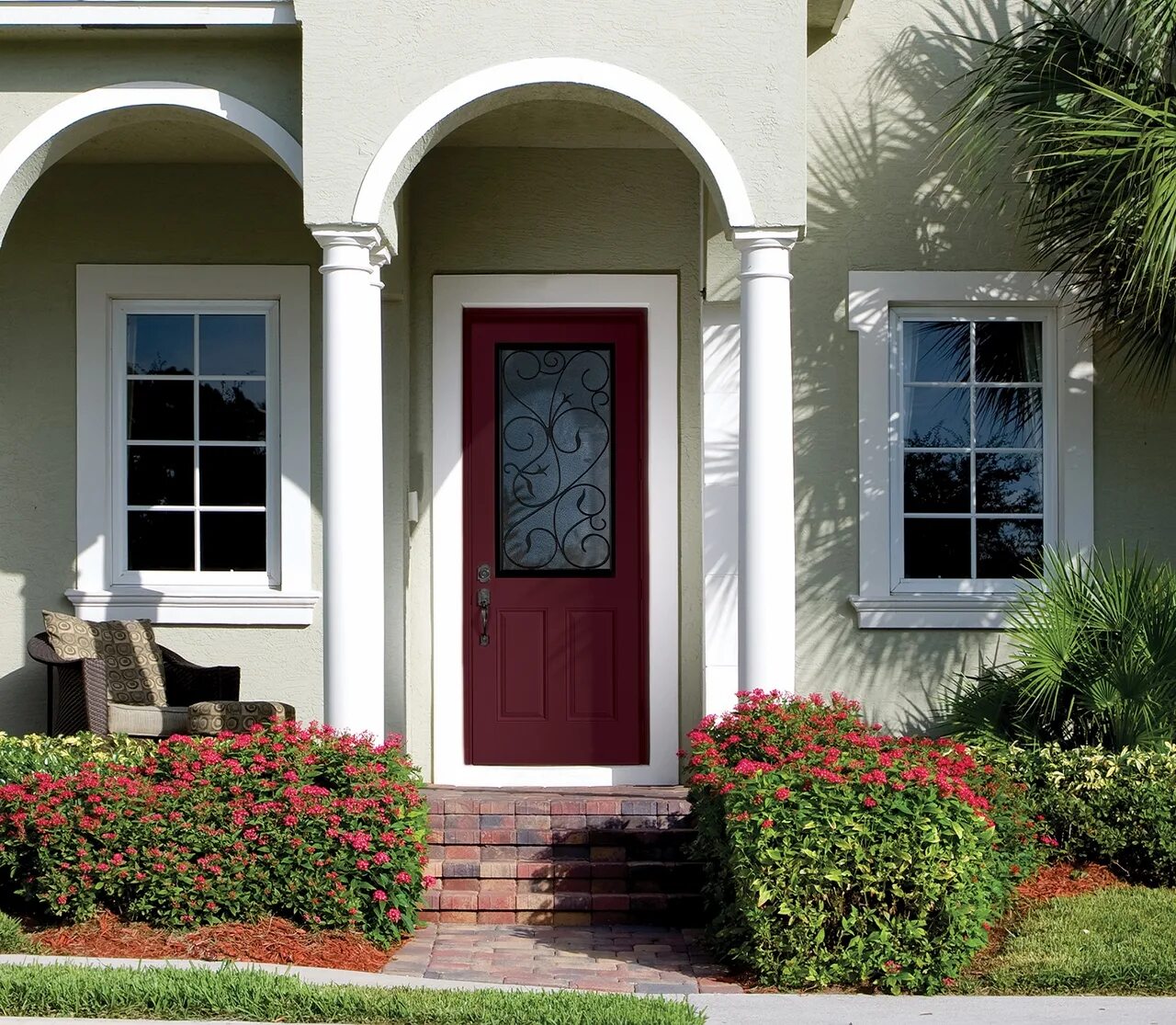 двери в английском стиле. фасады домов входные. входная группа в частный дом. онтарио (калифорния) крыльцо. входная группа в загородном доме.