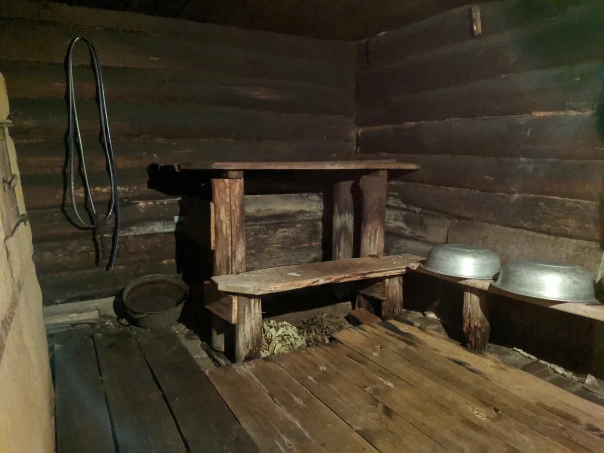 Баня в деревне. Простая деревенская баня. Деревянные деревенские бани. Русская баня парилка. Азимут сауна кострома.