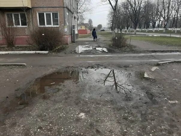 Лужи на тротуаре. Больничный городок Брянск. Брянск ранней весной Фокинский район. Фото лужи на тротуаре. Подслушано в брянске брянской области