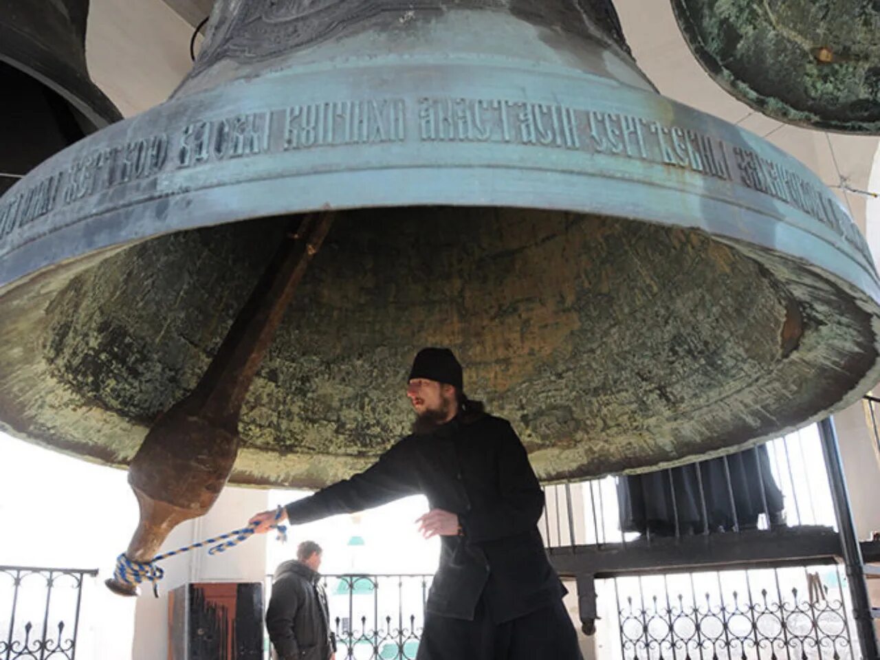 Звон корабельного колокола в полдень 5. Колокольный звон Набат. Набат Звонарь. Звонари Троице-Сергиевой Лавры. Церковный колокол Набат.