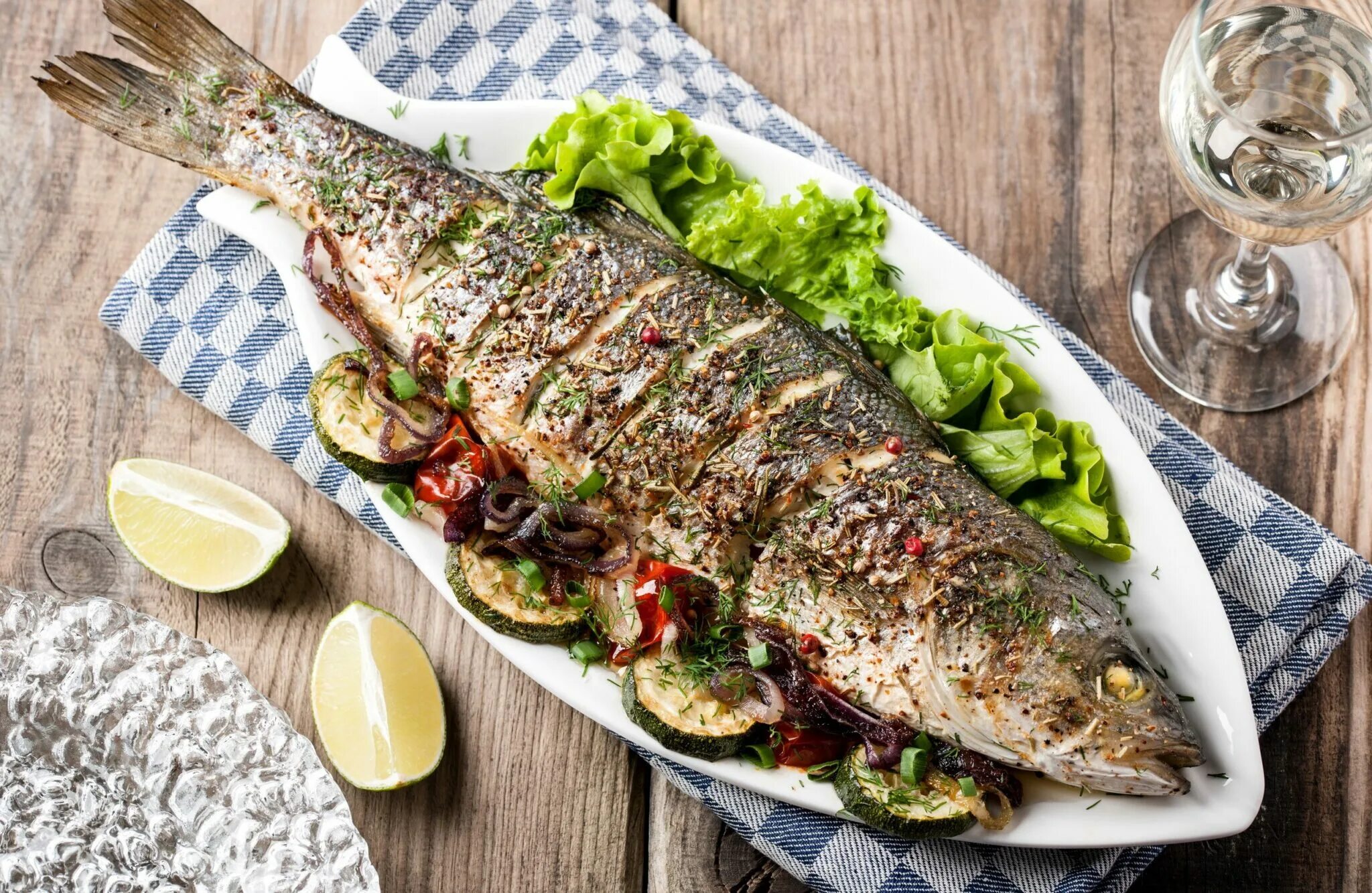 Судак фаршированный целиком подача. Судак томленый. Судак в фольге. Судак в маринаде. Сибас и дорадо в духовке.