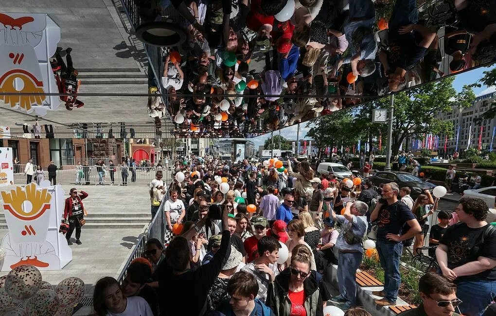 Новый логотип макдональдс в россии. Вывеска макдональдс. Название макдональдс в россии 2022. Кафе вкусно и точка. Макдональдс открылся в россии.