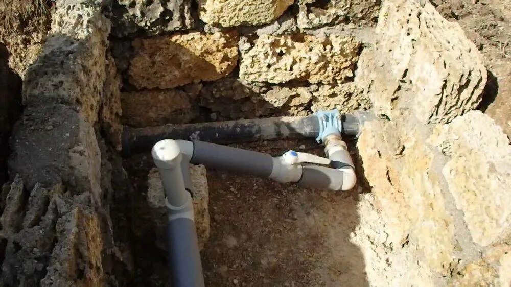 Врезка под давлением в водопровод пнд d225. Врезка трубы в колодец водопровода. Водопровод в доме. Колодец для врезки в центральный водопровод. Схема установки водопроводного колодц.